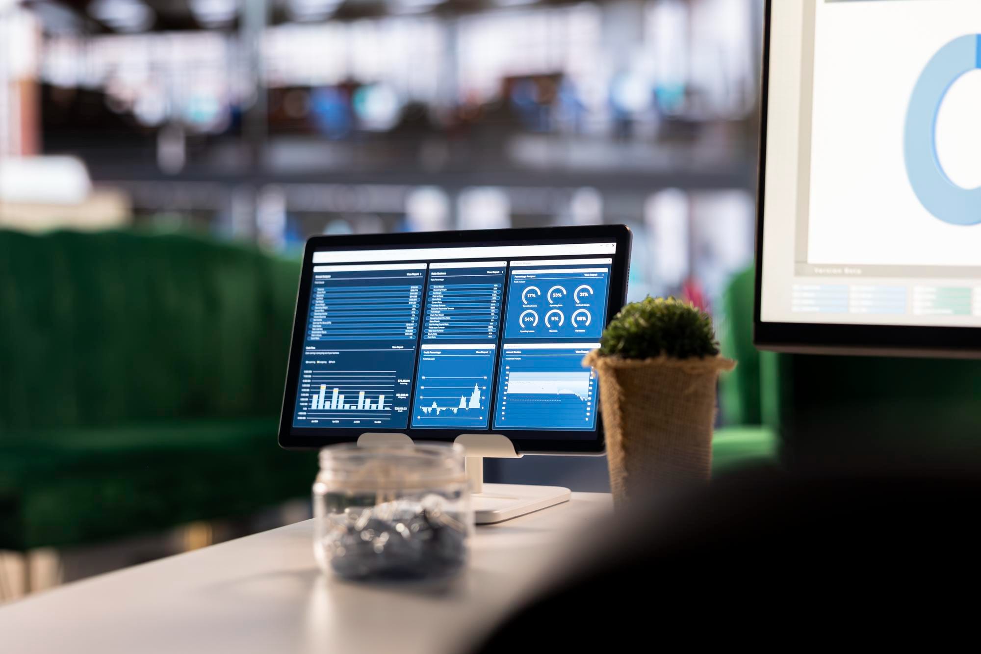 El espacio de trabajo ejecutivo cuenta con un tablero digital con gráficos financieros